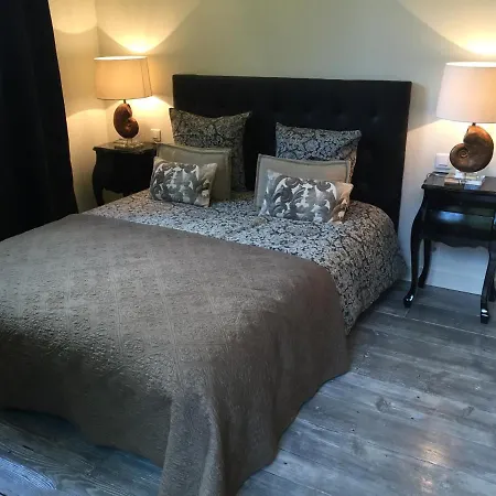 La Maison Dans Le Parc Bed & Breakfast 3*